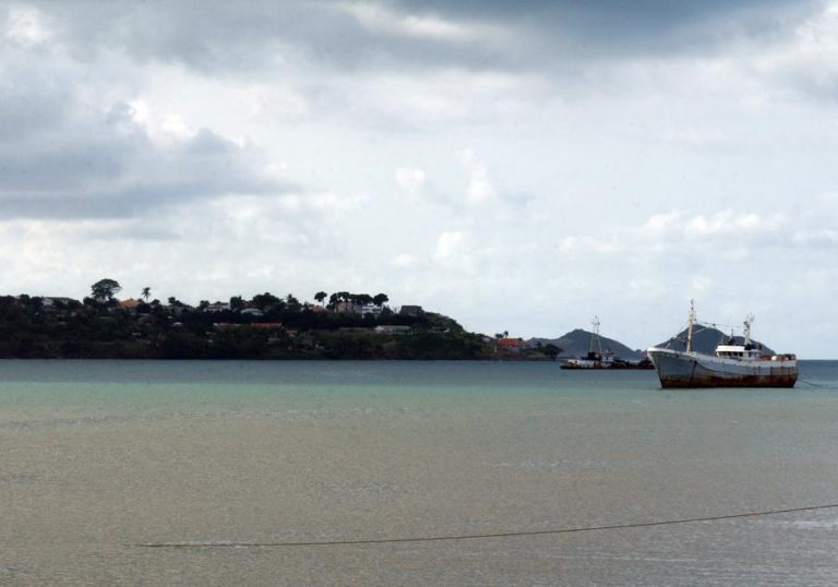 POPULAÇÃO DE MICOLÓ EM SÃO TOMÉ MONTA BARRICADAS PARA IMPEDIR EXTRAÇÃO DE AREIAS DA PRAIA