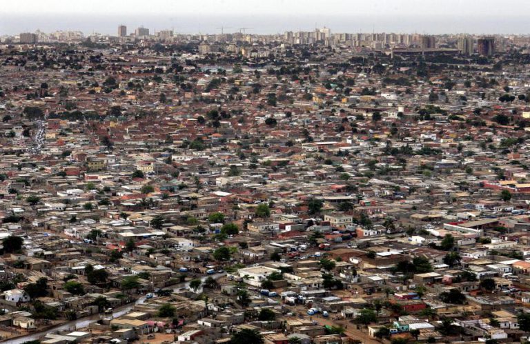 ANGOLANOS PROTESTAM EM LUANDA CONTRA “AMNISTIA” AOS DESVIOS DE DINHEIROS PÚBLICOS