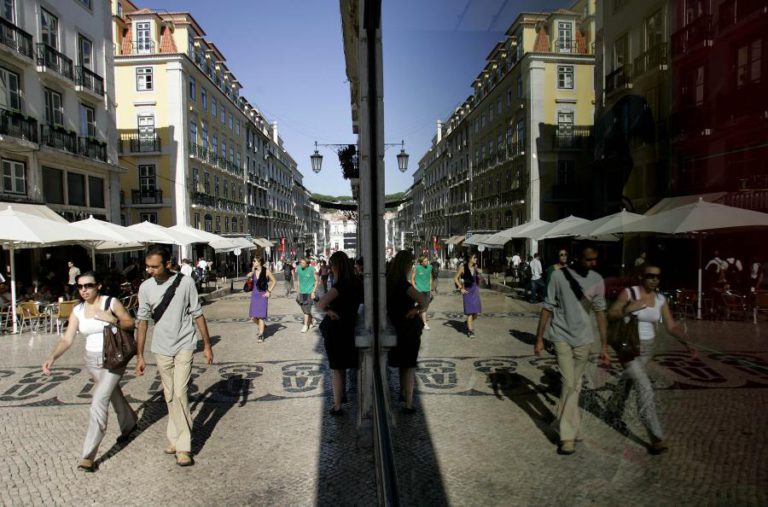 ABATIMENTO DE PISO DE “DIMENSÕES CONSIDERÁVEIS” NA RUA GARRETT, LISBOA