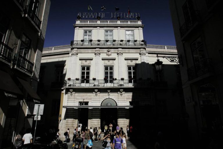 LIVRO COM AS CARTAS ENTRE LOPES-GRAÇA E EUGÉNIO DE ANDRADE APRESENTADO NO CHIADO