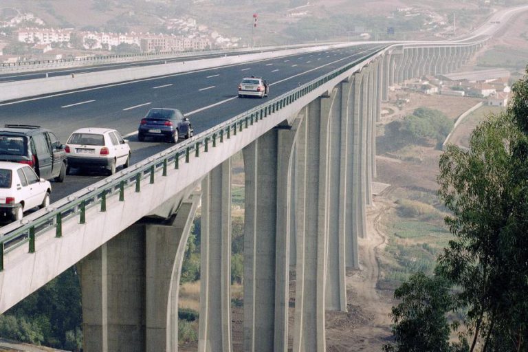 ESTUDO SUGERE AO GOVERNO ALTERAR MODELO DE PORTAGENS NAS ÁREAS METROPOLITANAS