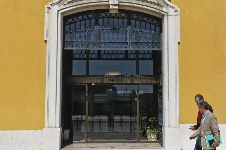 DÉFICE MELHORA EM 14 ME ATÉ MARÇO PARA 377 ME