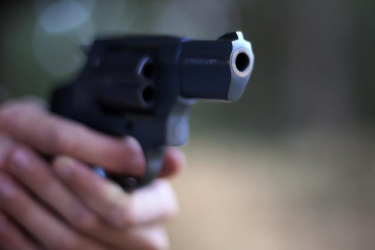 HOMEM BALEADO À PORTA DE UM BAR NO PORTO