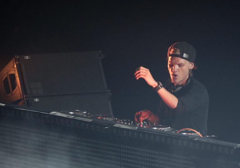 MORREU O DJ E PRODUTOR SUECO AVICII