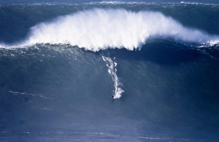 ONDA NA NAZARÉ DÁ PRÉMIO DE MAIOR ONDA DO ANO E RECORD MUNDIAL A RODRIGO KOXA