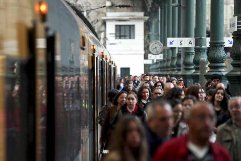 GREVE DOS MAQUINISTAS AVANÇA SEM SERVIÇOS MÍNIMOS