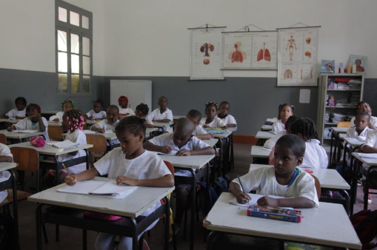 PROFESSORES ANGOLANOS CONFIRMAM 15 DIAS DE GREVE A PARTIR DE SEGUNDA-FEIRA