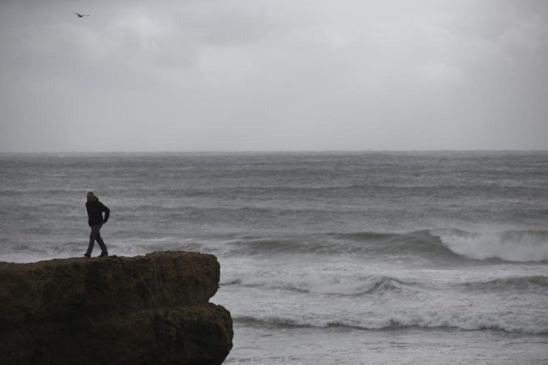 CAPITANIA DIZ QUE ONDULAÇÃO TERÁ CAUSADO ACIDENTE COM TURISTAS EM CASCAIS