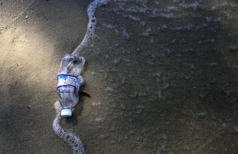 INVESTIGADORES CRIAM POLÍMERO IDÊNTICO AO PLÁSTICO E FACILMENTE RECICLÁVEL