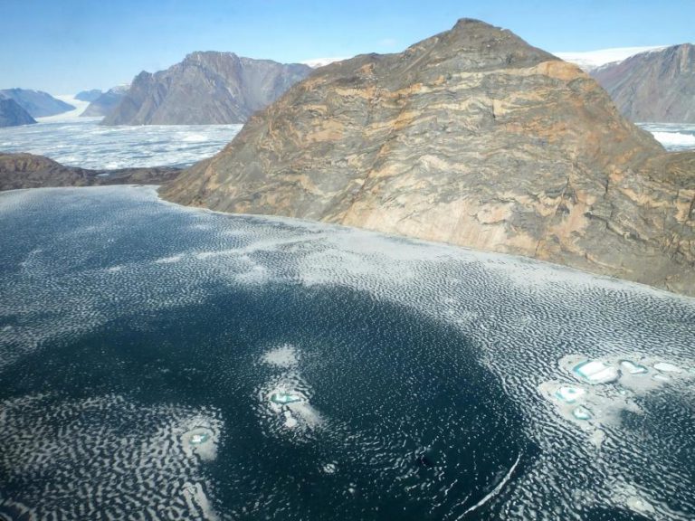 CIENTISTAS MEDEM CONCENTRAÇÃO RECORDE DE MICROPLÁSTICOS NO GELO DO MAR ÁRTICO