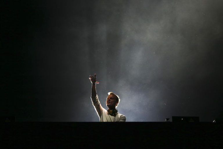 POLÍCIA EXCLUI SUSPEITA DE CRIME SOBRE MORTE DE DJ AVICII