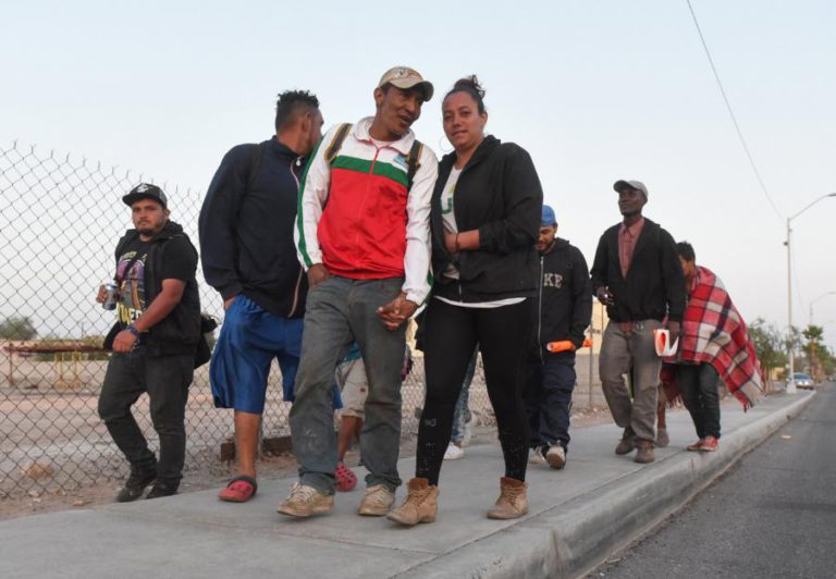CENTENAS DE MIGRANTES PEDEM ASILO NA FRONTEIRA DO MÉXICO COM EUA