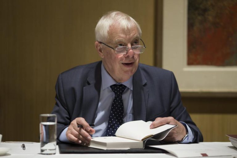 OCIDENTE NÃO PODE IGNORAR ATAQUES COM ARMAS QUÍMICAS – CHRIS PATTEN
