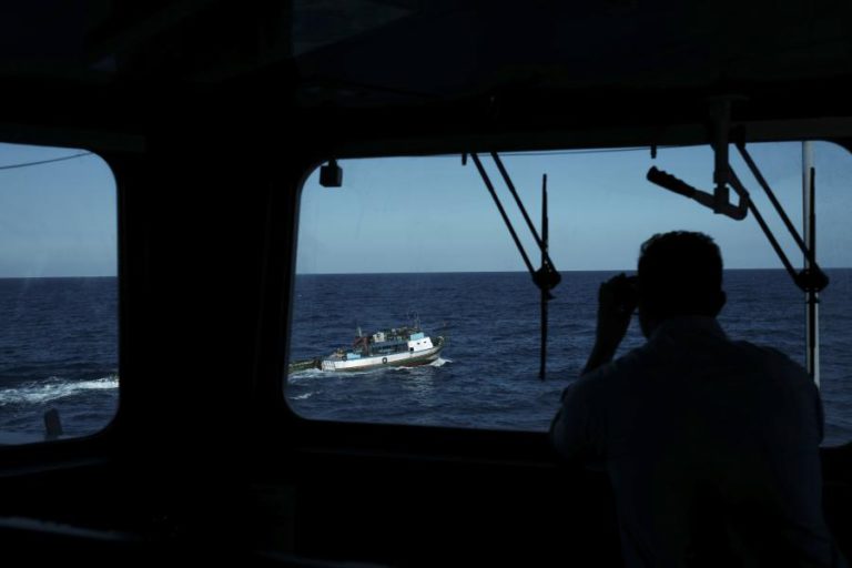 FRAGATA DA MARINHA PORTUGUESA RESGATA 138 MIGRANTES AO LARGO DE LAMPEDUSA, ITÁLIA
