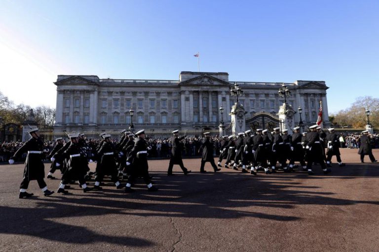 POLÍCIA DETÉM CONDUTOR DE CARRINHA “SUSPEITA” PERTO DO PALÁCIO DE BUCKINGHAM