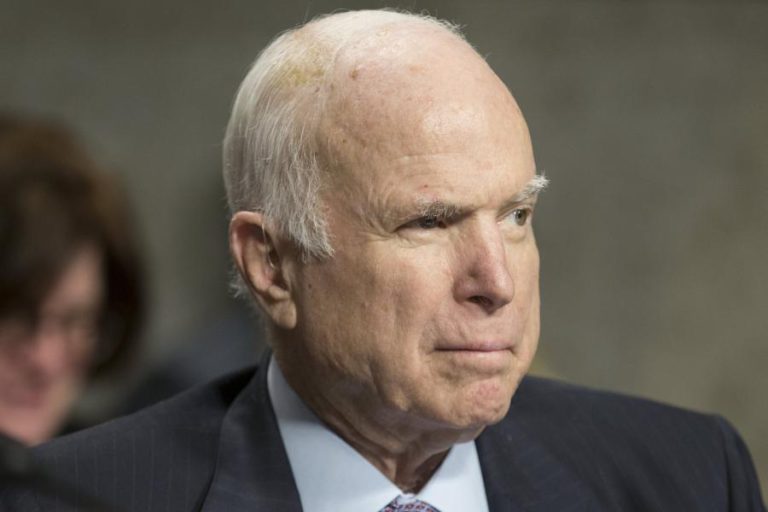 EX-CANDIDATO À CASA BRANCA JOHN MCCAIN ESTÁVEL APÓS OPERAÇÃO
