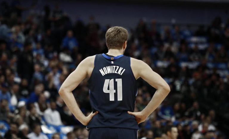 BASQUETEBOLISTA DIRK NOWITZKI OPERADO AO TORNOZELO ESQUERDO