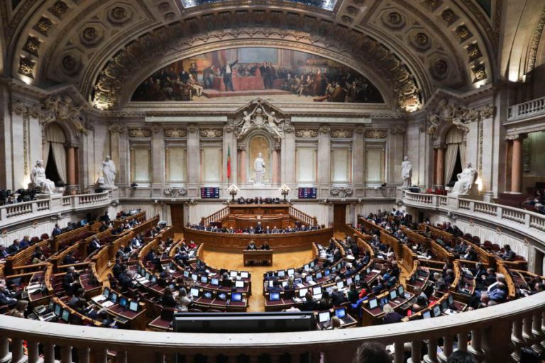 REDUÇÃO DO PERÍODO MÁXIMO DE FIDELIZAÇÃO NAS COMUNICAÇÕES HOJE EM DEBATE NA AR