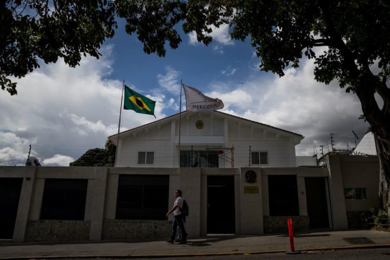 MAIS DE 800 VENEZUELANOS ENTRAM NO BRASIL POR DIA FUGINDO DA CRISE NA VENEZUELA