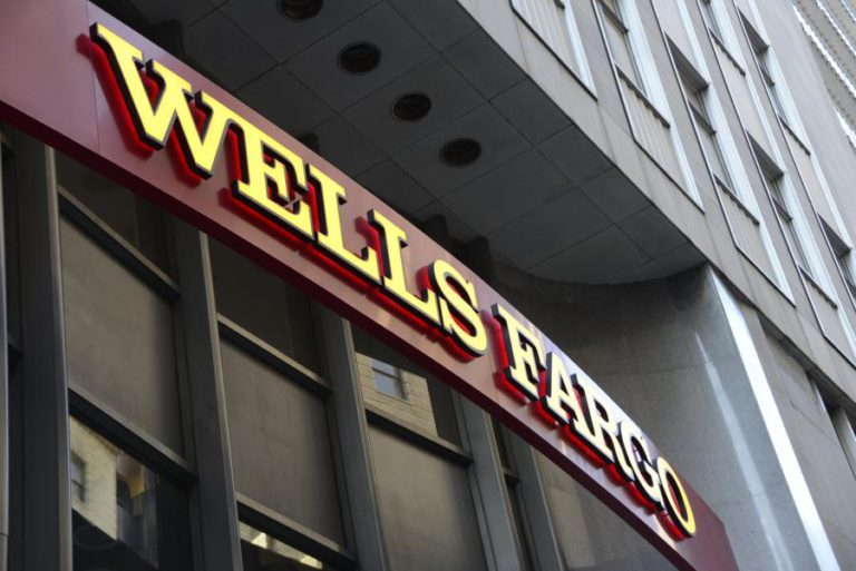 AUTORIDADES DOS EUA IMPÕEM MULTA DE MIL MILHÕES DE DÓLARES AO BANCO WELLS FARGO