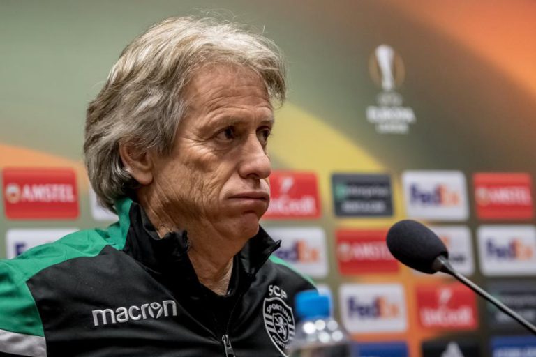 JORGE JESUS DIZ QUE JOGADORES NÃO ESTÃO SUSPENSOS E NEGA QUE TENHAM RECUSADO TREINAR
