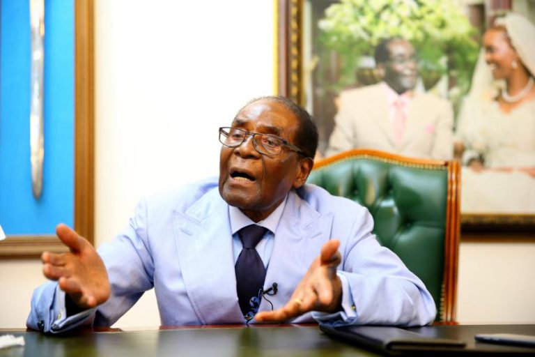 ROBERT MUGABE SEM PRESSA PARA ABANDONAR RESIDÊNCIA OFICIAL