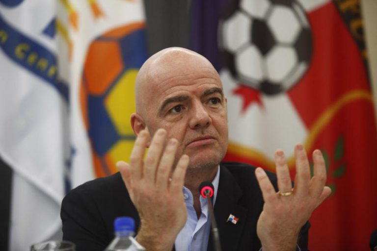 INFANTINO DEFENDE VÍDEOÁRBITRO E DIZ QUE ÁRBITRO “NÃO PODE SER O ÚNICO A NÃO VER”