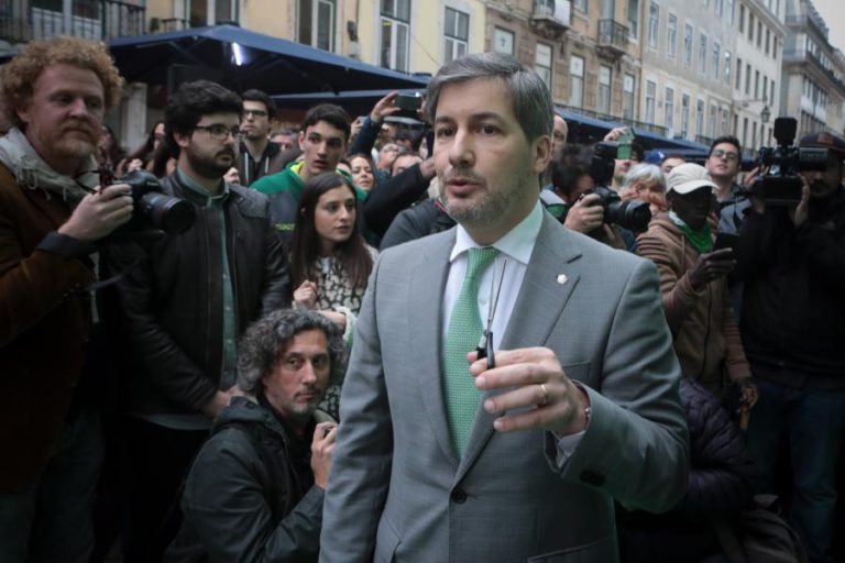 BRUNO DE CARVALHO LAMENTA ERROS GROSSEIROS DOS CENTRAIS COATES E MATHIEU