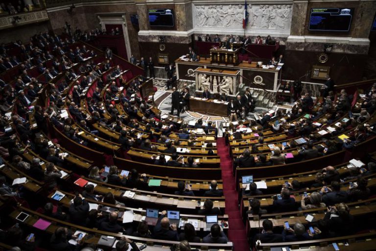 PARLAMENTO FRANCÊS DEBATE SEGUNDA-FEIRA ATAQUES NA SÍRIA EM QUE FRANÇA PARTICIPOU