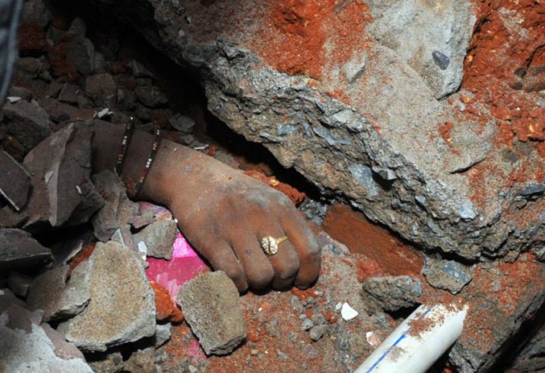 DEZ MORTOS EM DESABAMENTO DE EDIFÍCIO NO CENTRO DA ÍNDIA