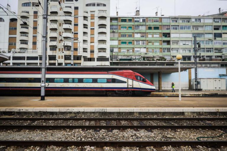 GREVE AFETA MAIS TRAJETOS DE LONGO CURSO E CANCELA 321 COMBOIOS ATÉ ÀS 16:00 – CP