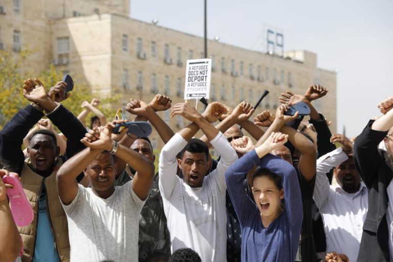 CENTENAS MANIFESTAM-SE EM JERUSALÉM CONTRA ANULAÇÃO DO ACORDO SOBRE MIGRANTES