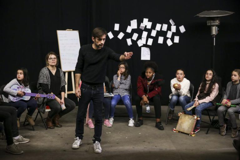 OCUPAR AS FÉRIAS A APRENDER COM MÚSICA A OLHAR PARA TUDO DE MODO CRIATIVO