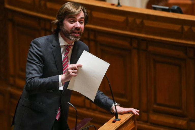 GOVERNO E CDS TROCAM ACUSAÇÕES SOBRE EXTINÇÃO DA GUARDA FLORESTAL