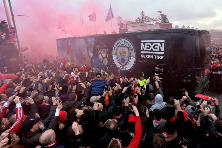 LC: AUTOCARRO DO MANCHESTER CITY ATINGIDO COM OBJETOS NA CHEGADA A ANFIELD