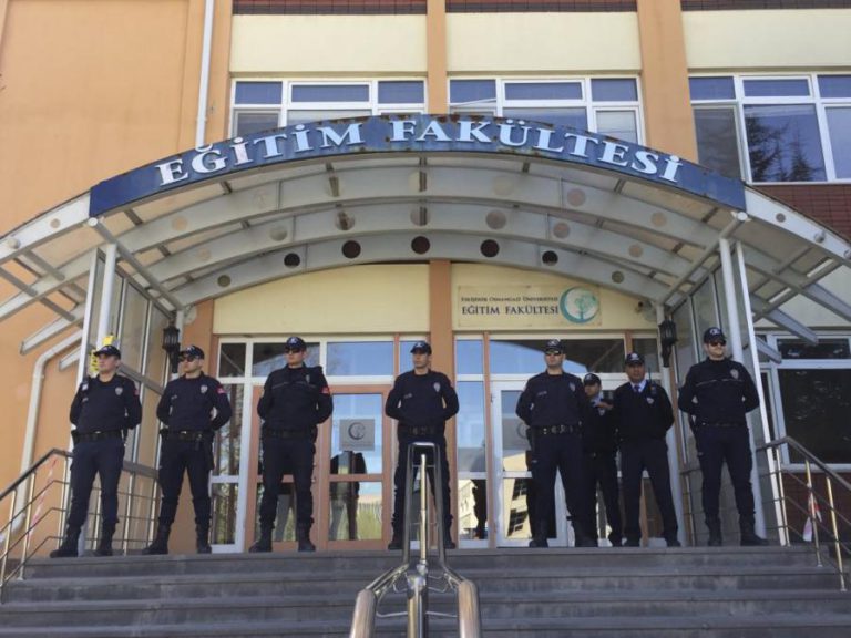 PROFESSOR É O AUTOR DO TIROTEIO EM UNIVERSIDADE NA TURQUIA