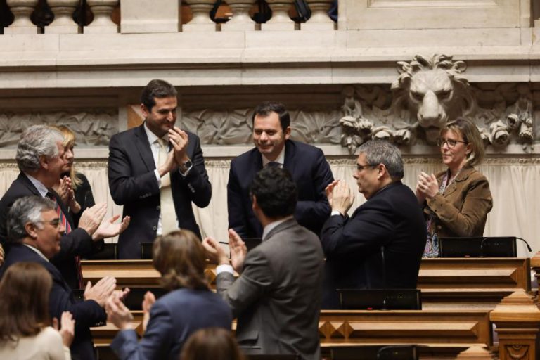 HUGO SOARES ACUSA DIREÇÃO DA BANCADA DO PSD DE “FALHA GRAVE” NA DESPEDIDA DE MONTENEGRO