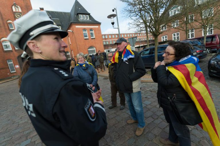 JUSTIÇA ALEMÃ ORDENA LIBERTAÇÃO IMEDIATA DE PUIGDEMONT