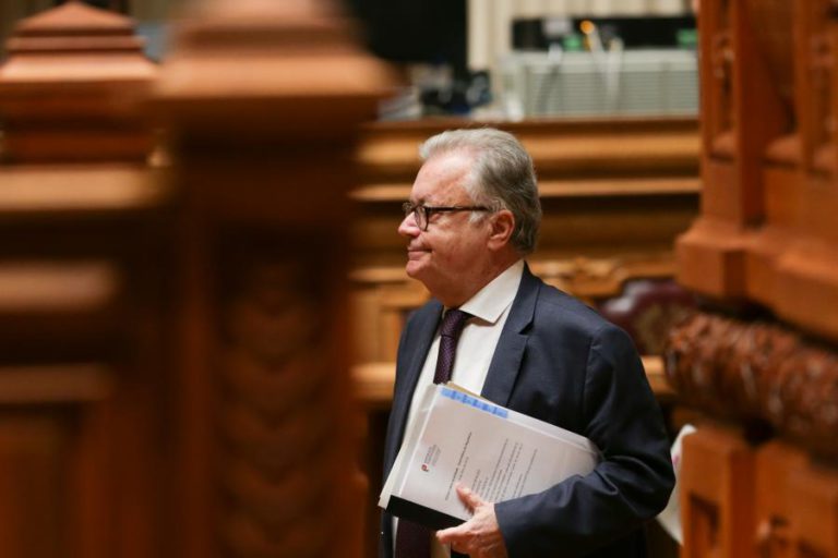 MINISTRO DA CULTURA VOLTA HOJE AO PARLAMENTO PARA FALAR DE APOIOS