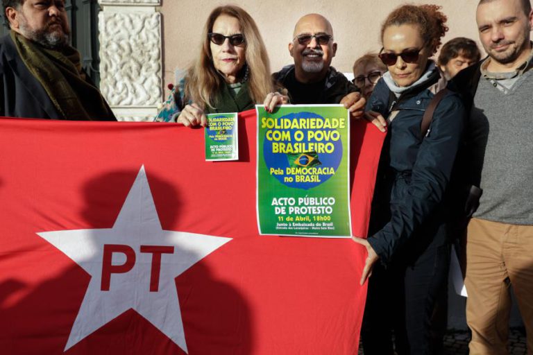 DEZENAS DE PESSOAS CONCENTRARAM-SE FRENTE À EMBAIXADA EM LISBOA “CONTRA O GOLPE E PELA DEMOCRACIA” NO BRASIL