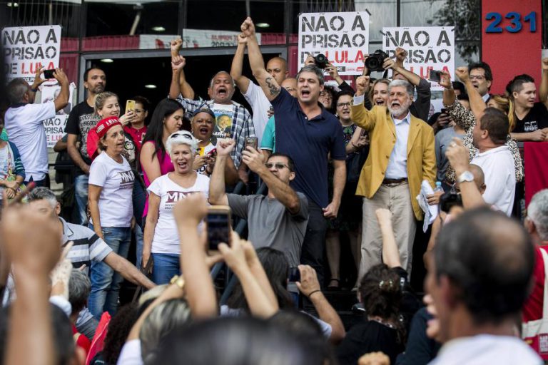 PARTIDO DOS TRABALHADORES DIZ QUE LULA VAI FICAR NO SINDICATO À ESPERA DE SER DETIDO