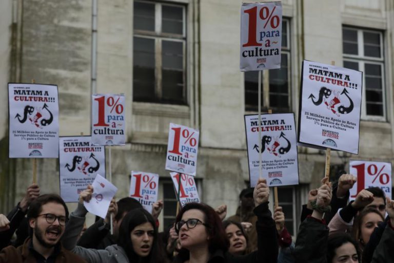 DGARTES: DEMISSÃO DE SECRETÁRIO DE ESTADO PEDIDA NA MANIFESTAÇÃO EM LISBOA