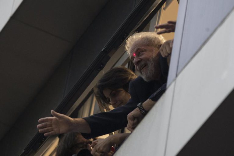LULA DA SILVA ANUNCIA QUE VAI RESPEITAR ORDEM DE PRISÃO