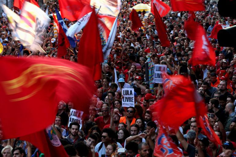 MANIFESTAÇÕES DE APOIO E CONTRA PRISÃO DE LULA EM VÁRIAS CIDADES DO PAÍS