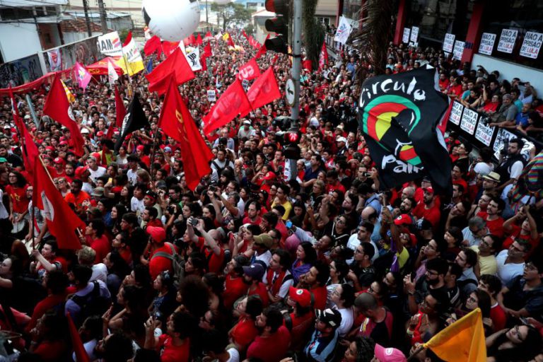 LULA SAIU DO EDIFÍCIO DO SINDICATO PARA ASSISTIR A MISSA