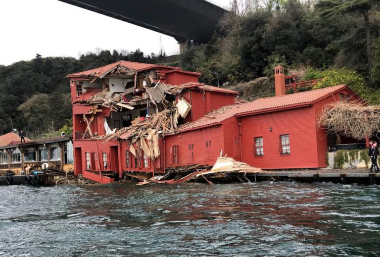 NAVIO EMBATE CONTRA EDIFÍCIO HISTÓRICO NA MARGEM DO BÓSFORO