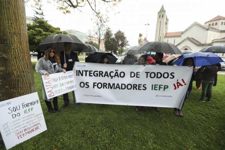 UMA CENTENA DE PESSOAS EXIGEM EM LISBOA RAPIDEZ NA INTEGRAÇÃO DOS PRECÁRIOS