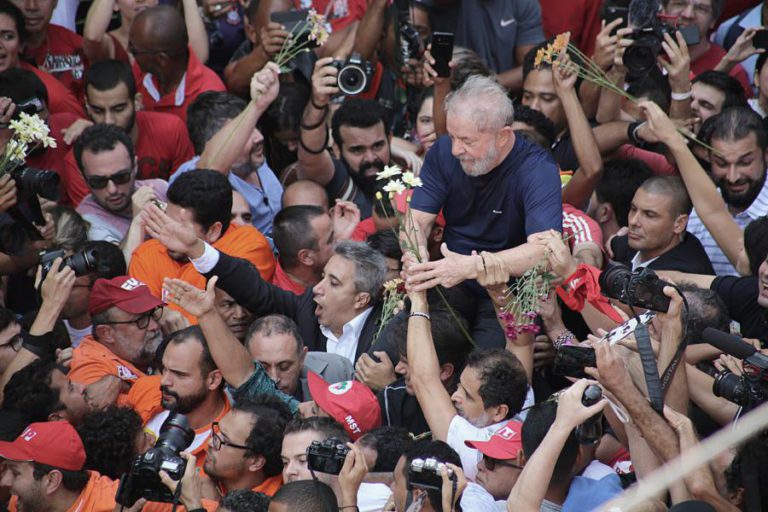 LULA DA SILVA TENTA DEIXAR SINDICATO PARA SE ENTREGAR, APOIANTES IMPEDEM-NO