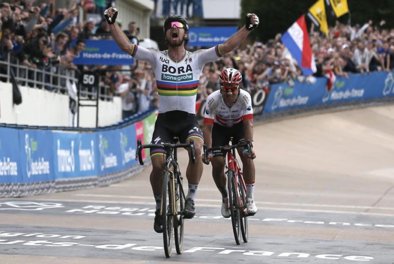 TRICAMPEÃO DO MUNDO PETER SAGAN IMPÕE-SE NO PARIS-ROUBAIX