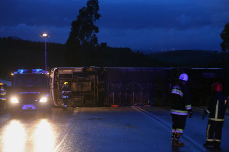 TRÊS FERIDOS GRAVES E RAPAZ DE 20 ANOS MORTO EM DESPISTE DE AUTOCARRO EM NISA